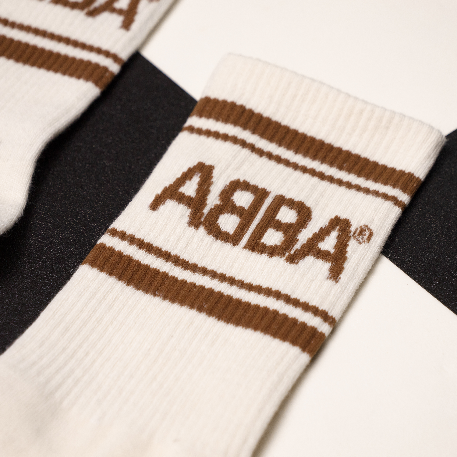 https://images.bravado.de/prod/product-assets/product-asset-data/abba/abba/products/509346/web/475915/image-thumb__475915__3000x3000_original/ABBA_ABBA-Socks-Brown-White_Socken_s509346_o5085966_a475915_v12226683.1cc8ca2d.png