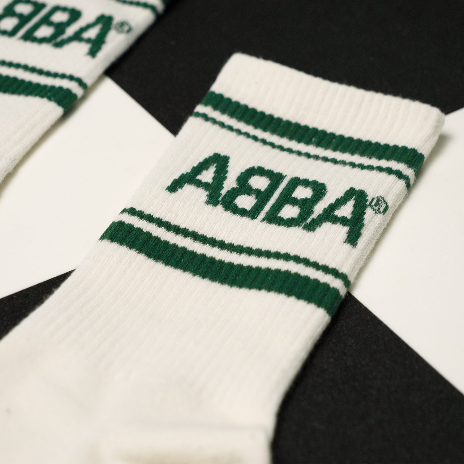 https://images.bravado.de/prod/product-assets/product-asset-data/abba/abba/products/509348/web/475913/image-thumb__475913__3000x3000_original/ABBA_ABBA-Socks-Green-White_Socken_s509348_o5086263_a475913_v12226678.13ef0fc4.png